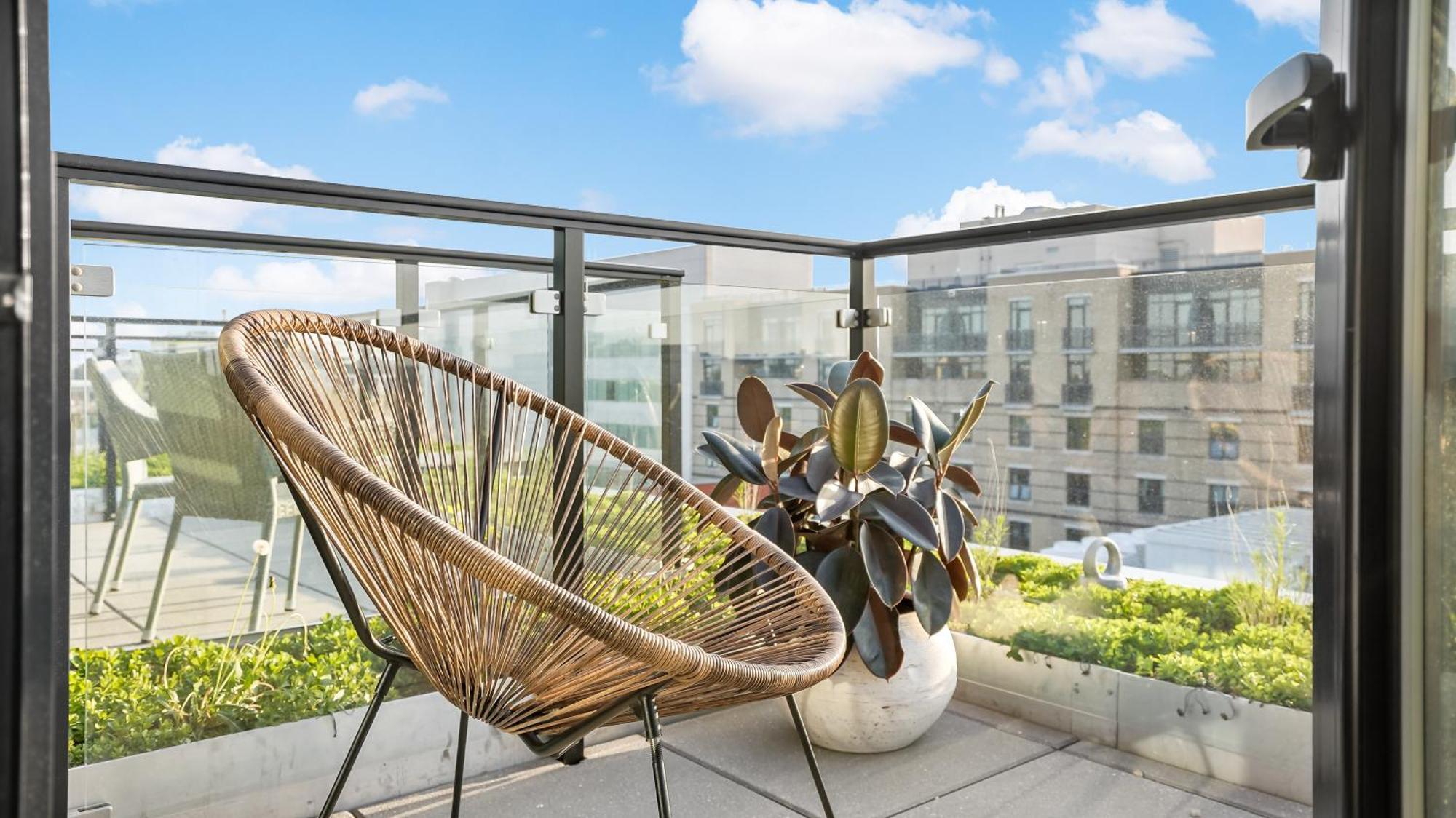 Pure Voyage Shaw Aparthotel Washington Bagian luar foto