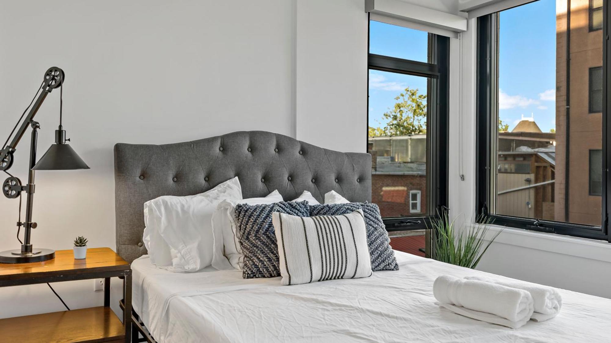 Pure Voyage Shaw Aparthotel Washington Bagian luar foto